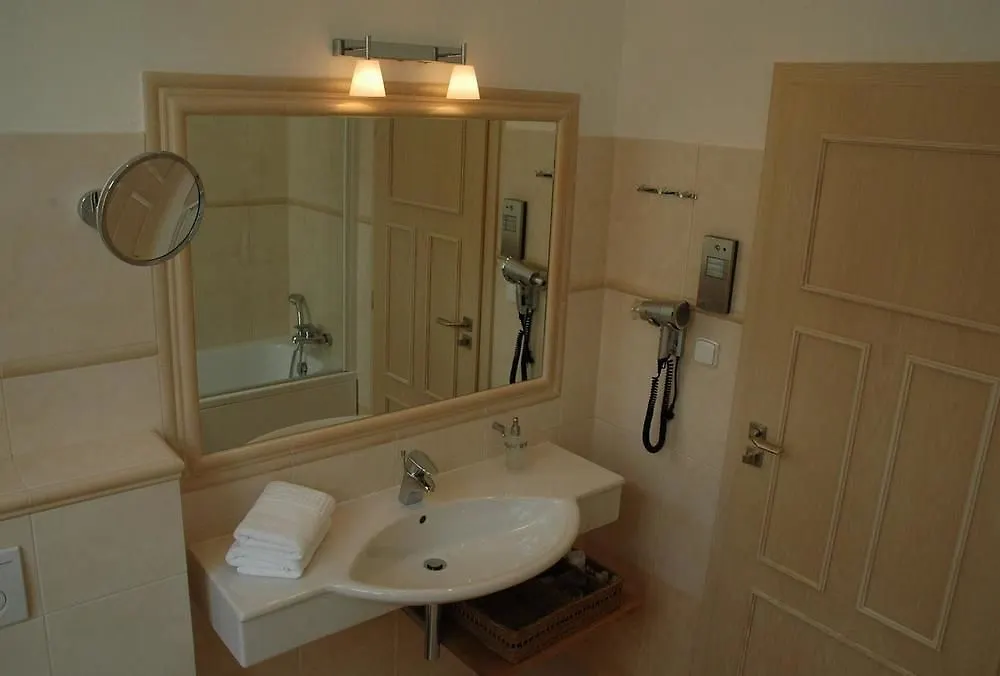 Unitas Hotel Prague 4*,